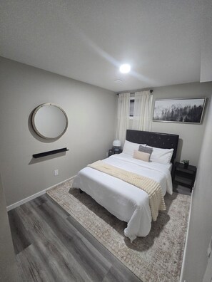2 bedrooms, in-room safe, desk, iron/ironing board - Relax in this beautiful ,modern 2-bedroom basement suite in a quiet neighborhood (Edmonton)