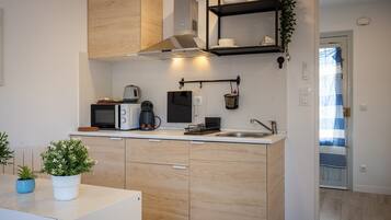 Kühlschrank, Mikrowelle, Ofen, Herdplatte