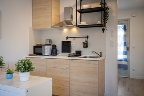Wasserkocher mit Kaffee-/Teezubehör, Kühlschrank, Mikrowelle, Ofen