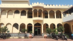 A building with multiple arches and a central entrance. - Hotel Karni Fort (Kuchaman)
