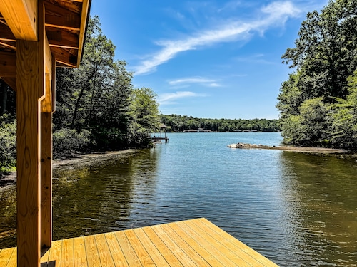 NEW Lakefront Lake Anna, Dock, Firepit, Game Room