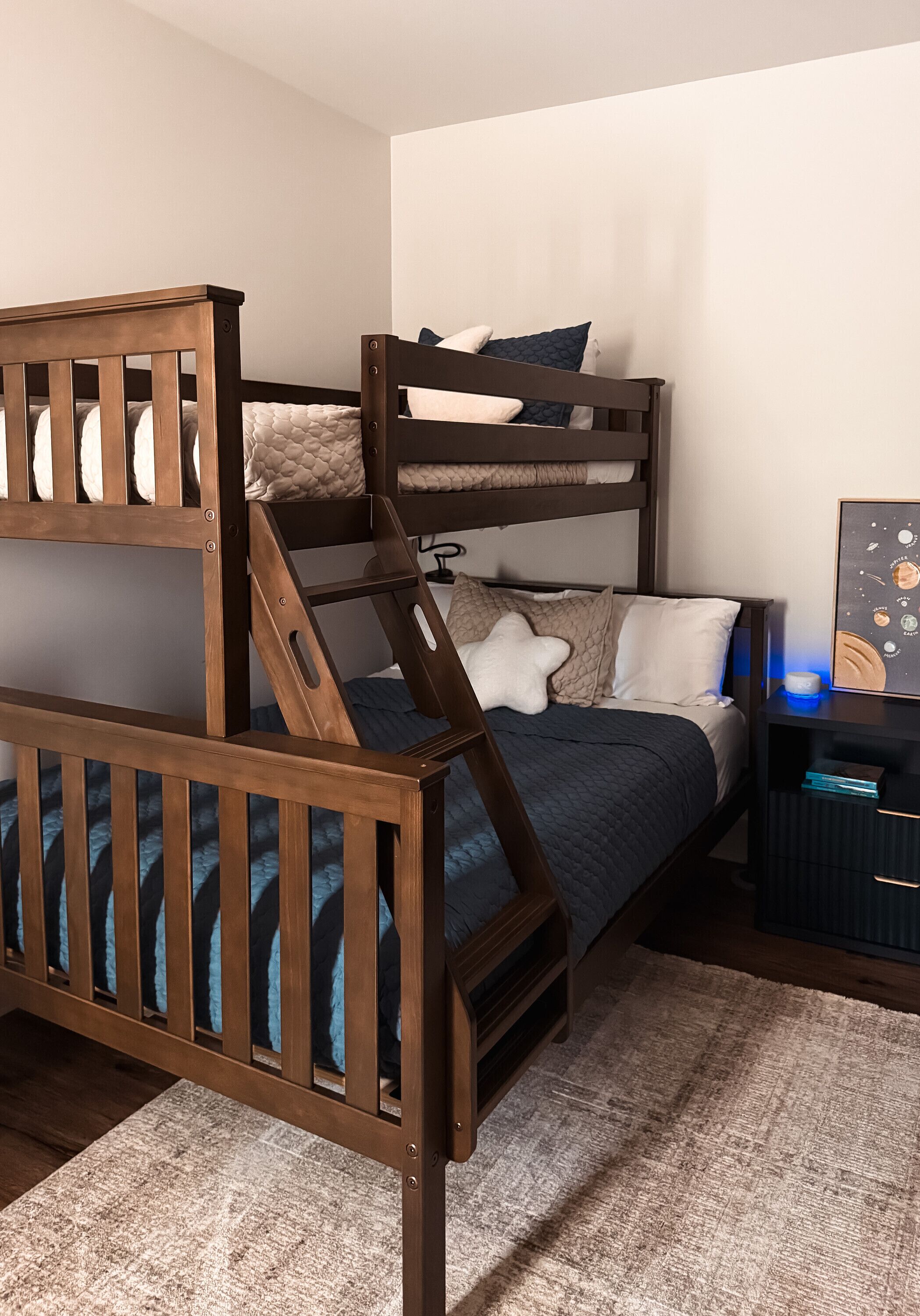 5 bedrooms, desk, iron/ironing board, travel cot
