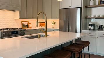 Coffee/tea maker, fridge, microwave, oven