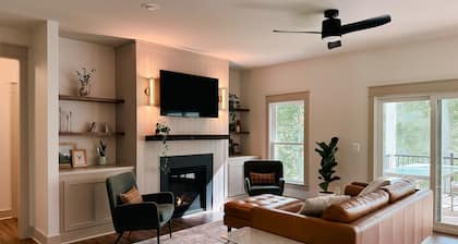 NEW Luxury Lakefront House in Lake Anna with Private Dock, Firepit, Bar & Gam...
