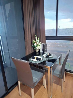 Apartment, 1 Schlafzimmer, barrierefrei, Balkon | Esszimmer