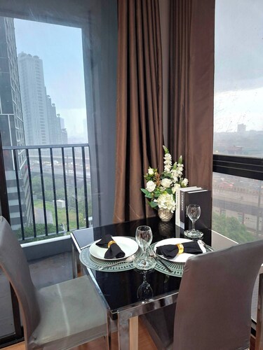 Cozy 1 BR 40 Sqm Corner, 3 Mins to BTS Wutthakat