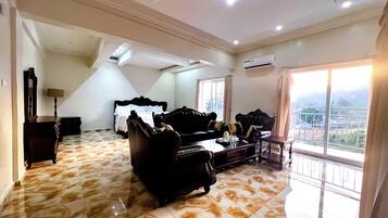 Luxury Suite | In-room safe, desk, free WiFi, bed sheets