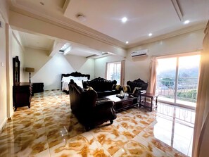 Luxury Suite | In-room safe, desk, free WiFi, bed sheets - DORWAILA INN & SUITES HOTEL (Kenema)