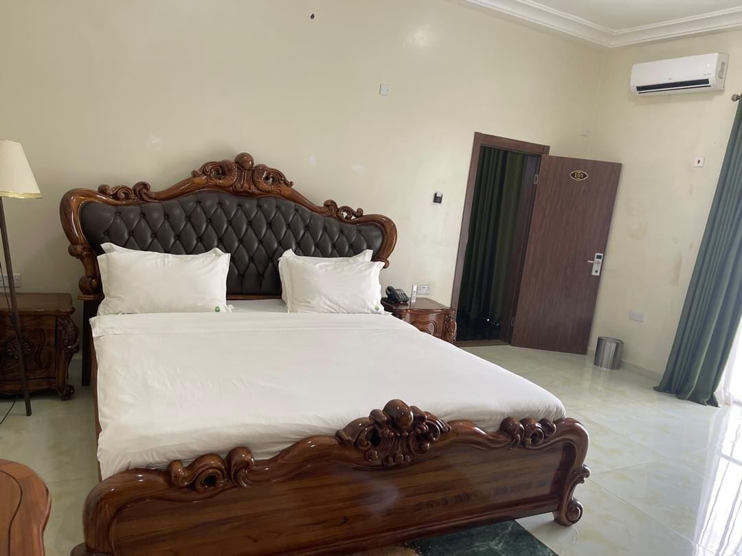 Suite | In-room safe, desk, WiFi (free), bed sheets