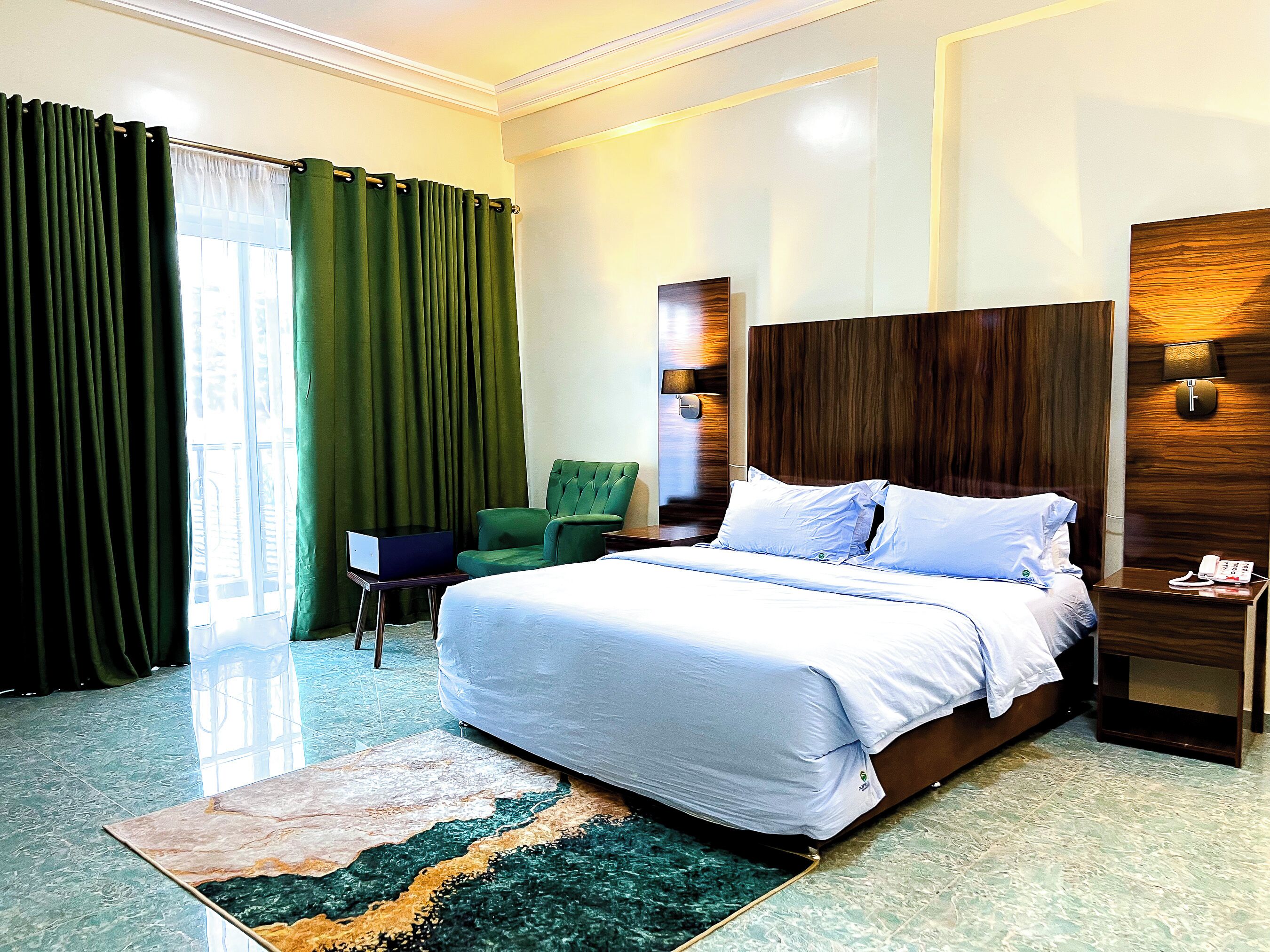 Chambre Standard | Coffre-fort, bureau, accès au Wi-Fi (inclus), literie fournie
