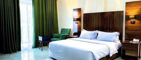 Chambre Standard | Coffre-fort, bureau, accès au Wi-Fi (inclus), literie fournie