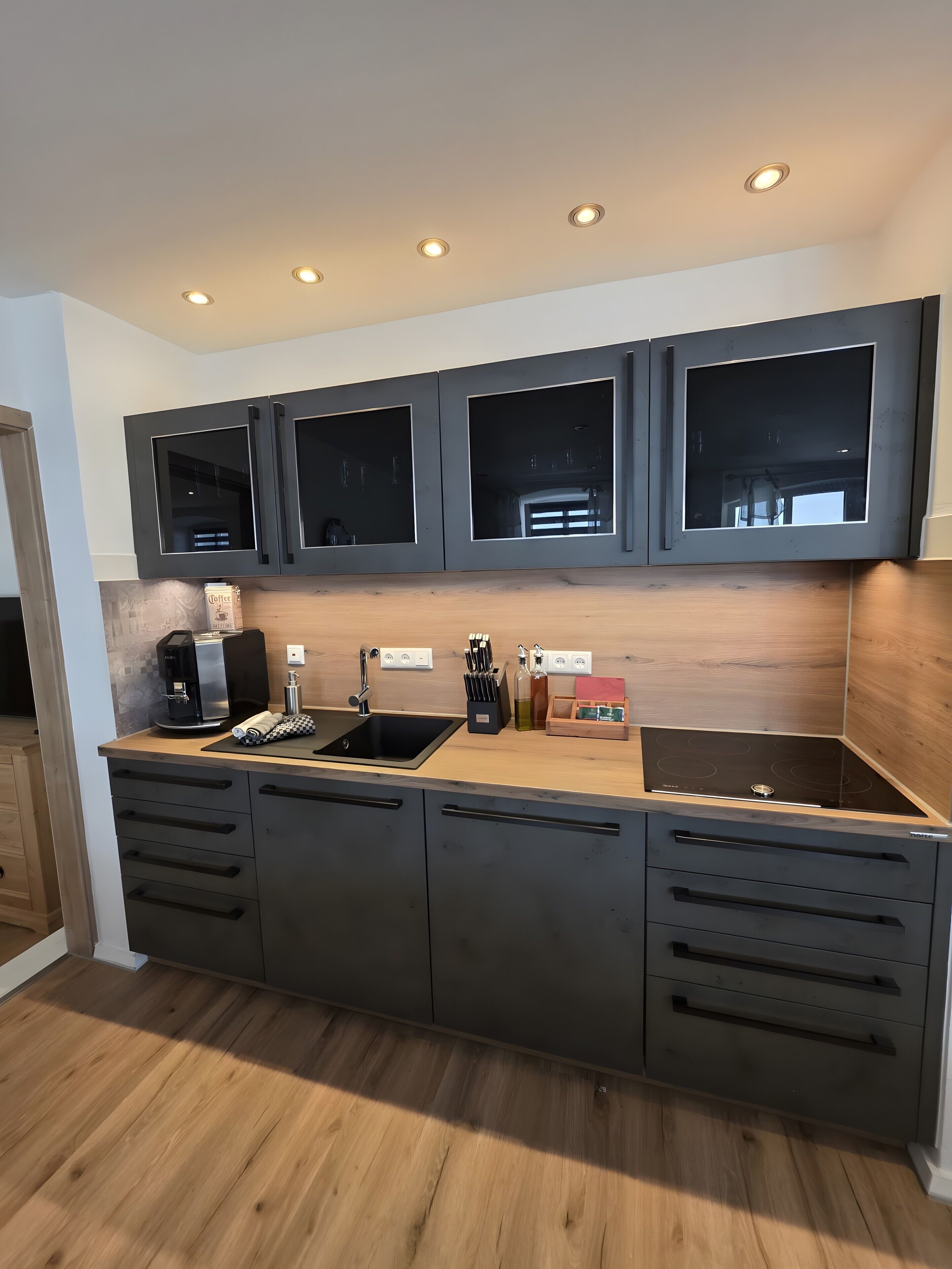 Wasserkocher mit Kaffee-/Teezubehör, Kühlschrank, Mikrowelle, Ofen