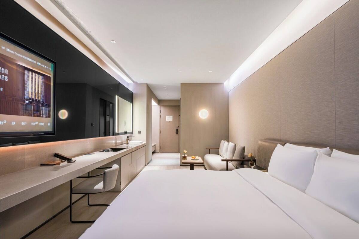 Seprai premium, selimut bulu angsa, busa memori, dan minibar gratis
