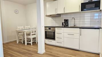 Coffee/tea maker, fridge, microwave, oven