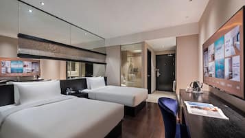Twin Room | Peti besi dalam bilik, meja, ruang kerja komputer riba