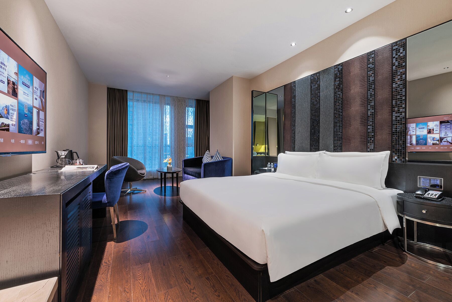 Single Room | Peti besi dalam bilik, meja, ruang kerja komputer riba 