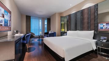 Single Room | Peti besi dalam bilik, meja, ruang kerja komputer riba