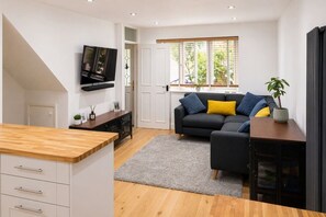 TV, offices - Peaceful Cambridge Haven - walk to Addenbrookes (Cambridgeshire)