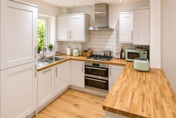Fridge, microwave, oven, stovetop - Peaceful Cambridge Haven - walk to Addenbrookes (Cambridgeshire)