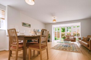 19-Dining 6 - Stylish Spacious Two bed house close to Cambridge (Cottenham)
