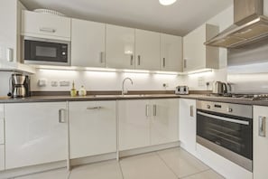 Wasserkocher mit Kaffee-/Teezubehör, Kühlschrank, Mikrowelle, Ofen