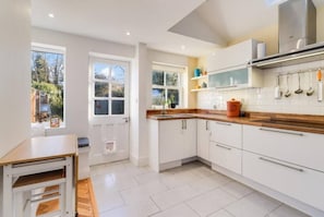 Coffee/tea maker, fridge, microwave, oven - Pretty Victorian House in the Heart of Cambridge (Cambridgeshire)
