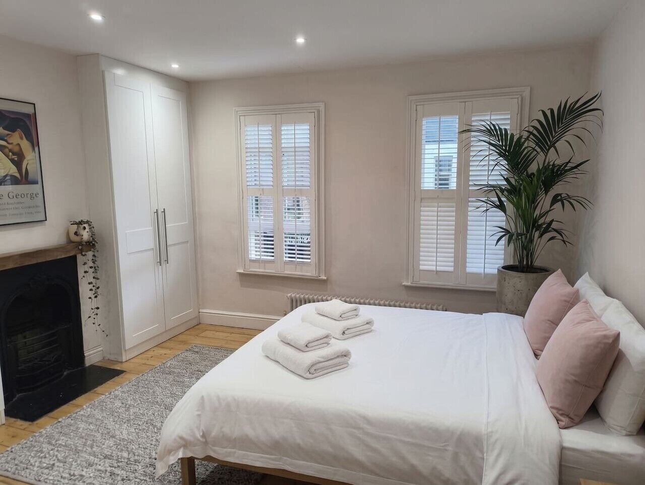 2 bedrooms, desk, iron/ironing board, travel cot