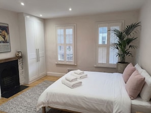 Desk, iron/ironing board, travel cot, WiFi - Pretty Victorian House in the Heart of Cambridge (Cambridgeshire)