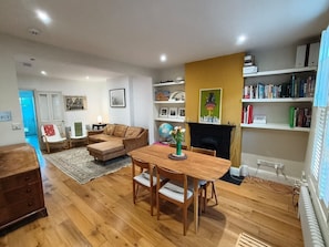 TV - Pretty Victorian House in the Heart of Cambridge (Cambridgeshire)