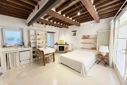 F015 – Fano, studio apartment in the heart of the city centre with a/c