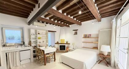 F015 – Fano, studio apartment in the heart of the city centre with a/c