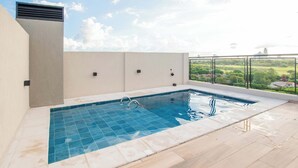 Una piscina sul tetto con vista sulla città.