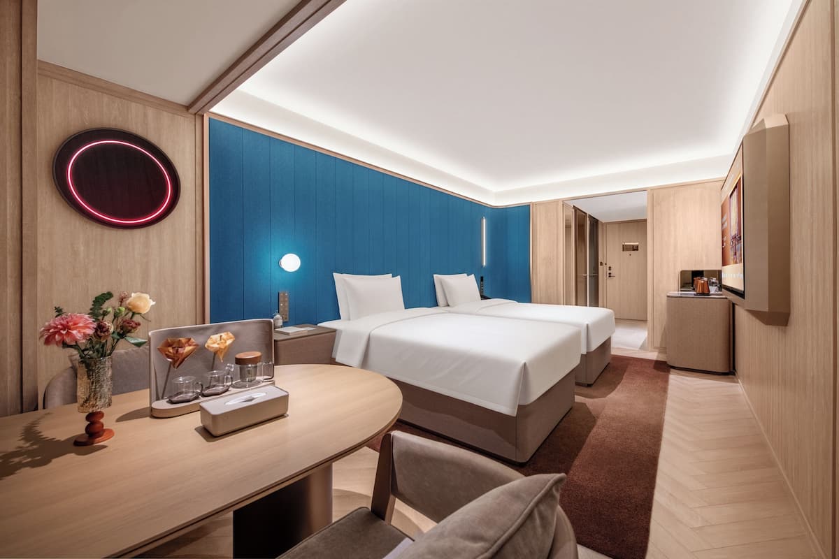 Comfort-Zweibettzimmer | Daunenbettdecken, Betten mit Memory-Foam-Matratzen, kostenlose Minibar