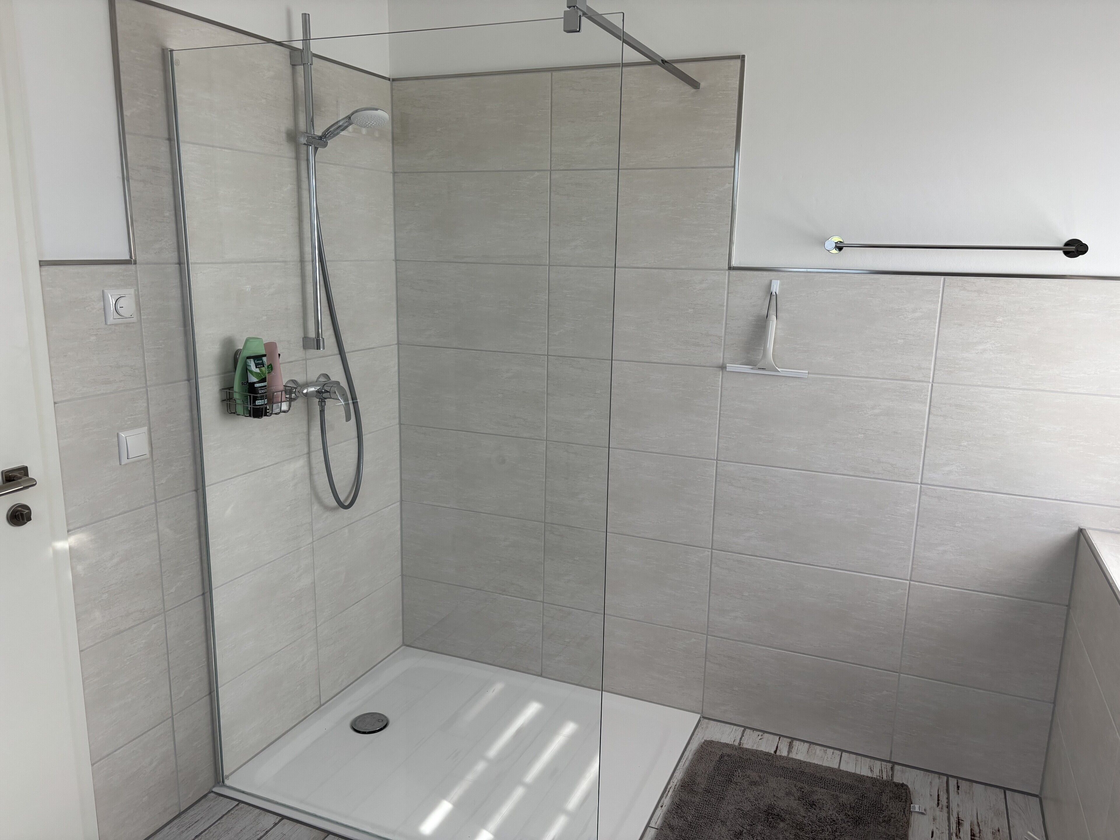 Ducha, secador de pelo y toallas