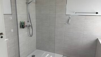 Ducha, secador de pelo y toallas