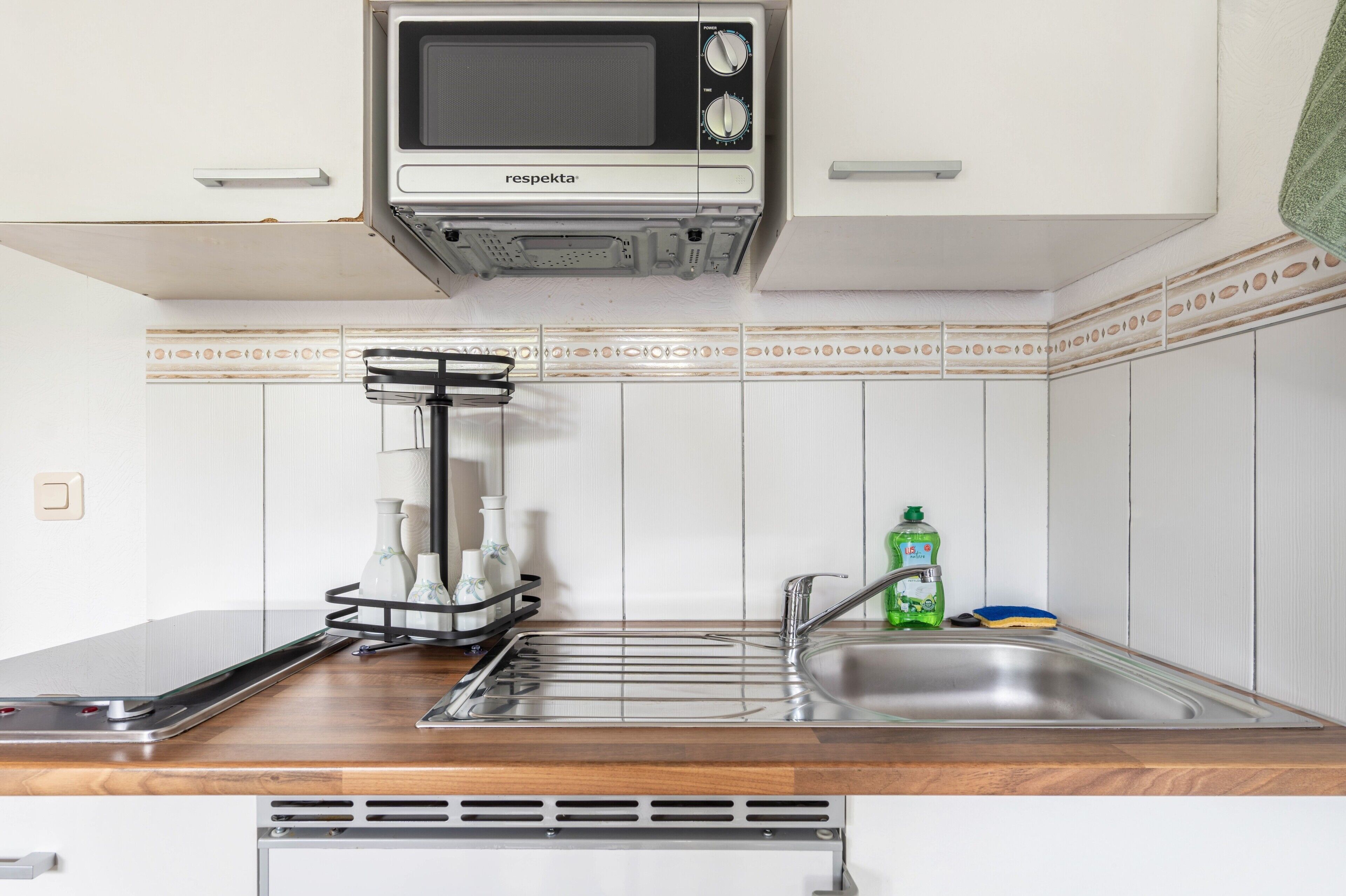 Wasserkocher mit Kaffee-/Teezubehör, Kühlschrank, Mikrowelle, Herdplatte