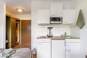 Wasserkocher mit Kaffee-/Teezubehör, Kühlschrank, Mikrowelle, Herdplatte