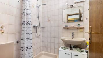 Dusche, Haartrockner, Handtücher