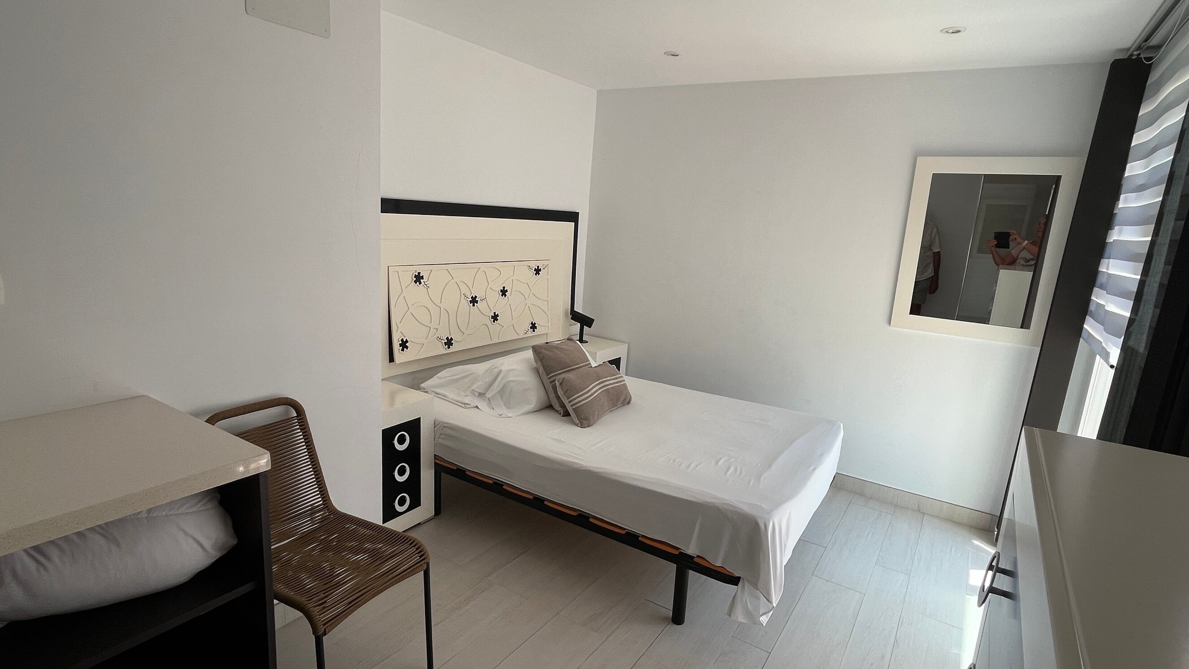 Een strijkplank/strijkijzer, wifi, beddengoed
