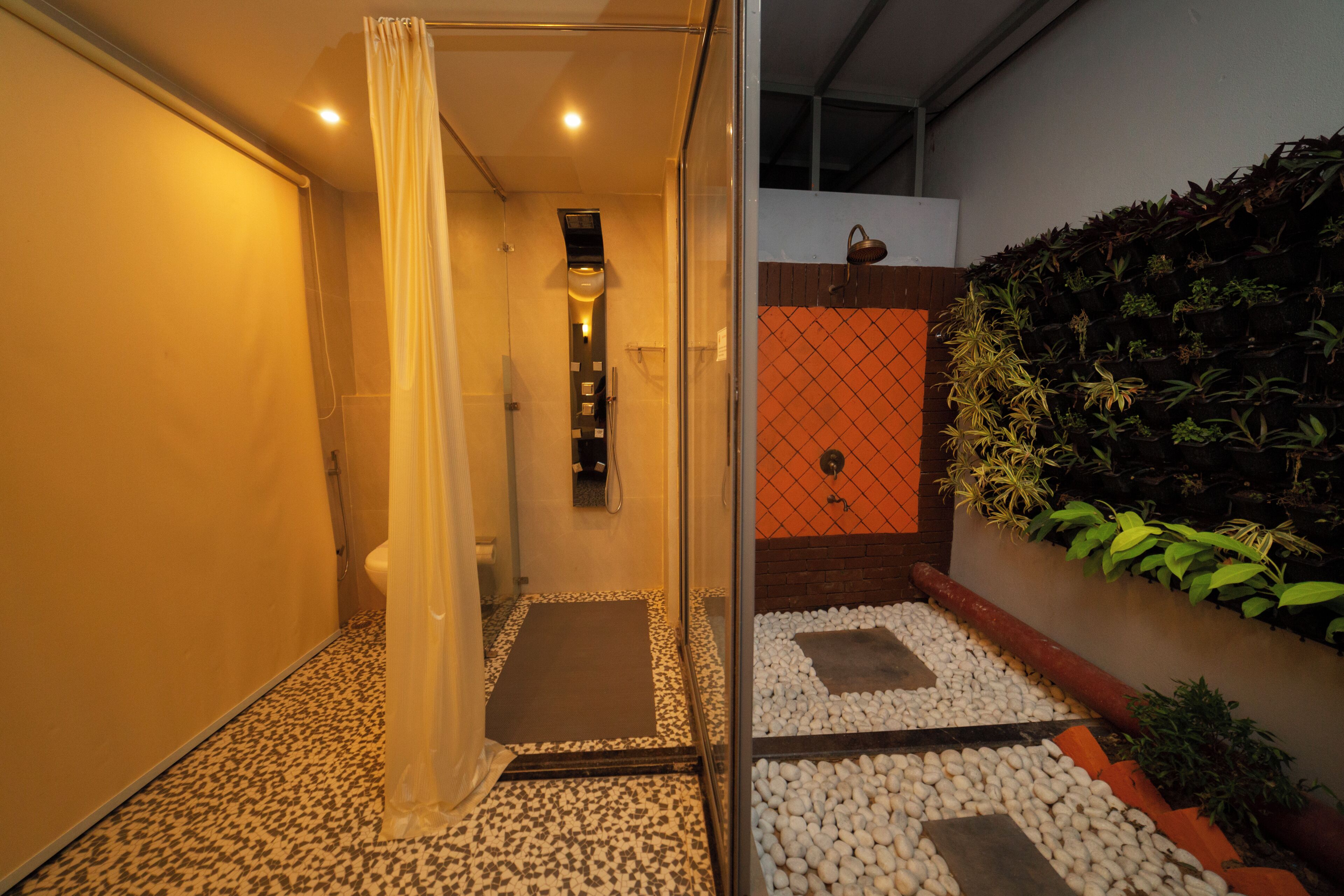 Belvedere Premium | Bathroom | Shower, free toiletries, hair dryer, towels