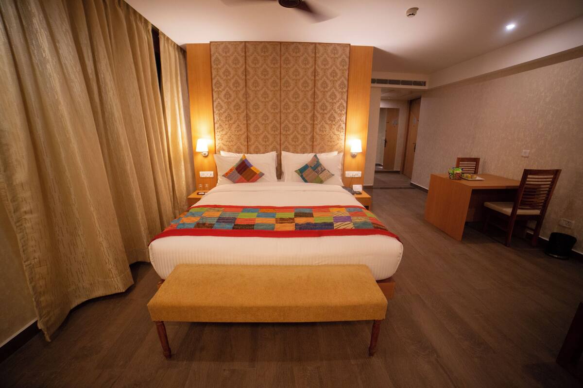 Royal Suites with Living Area & Balcony Sit-out | Cofres nos quartos, escrivaninha, cortinas blackout