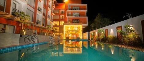 Una piscina al aire libre