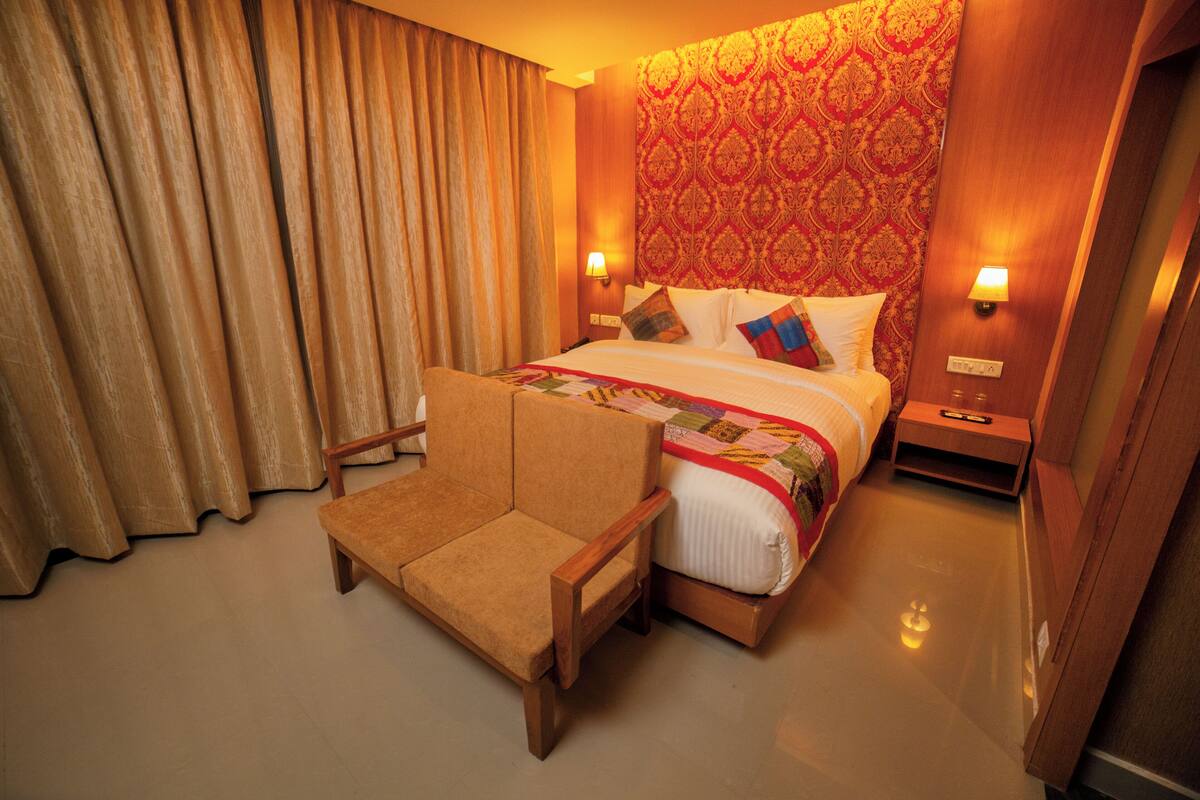 Cabana Premium with Private Sit-out (Direct Swimming Pool Access) | Cofres nos quartos, escrivaninha, cortinas blackout