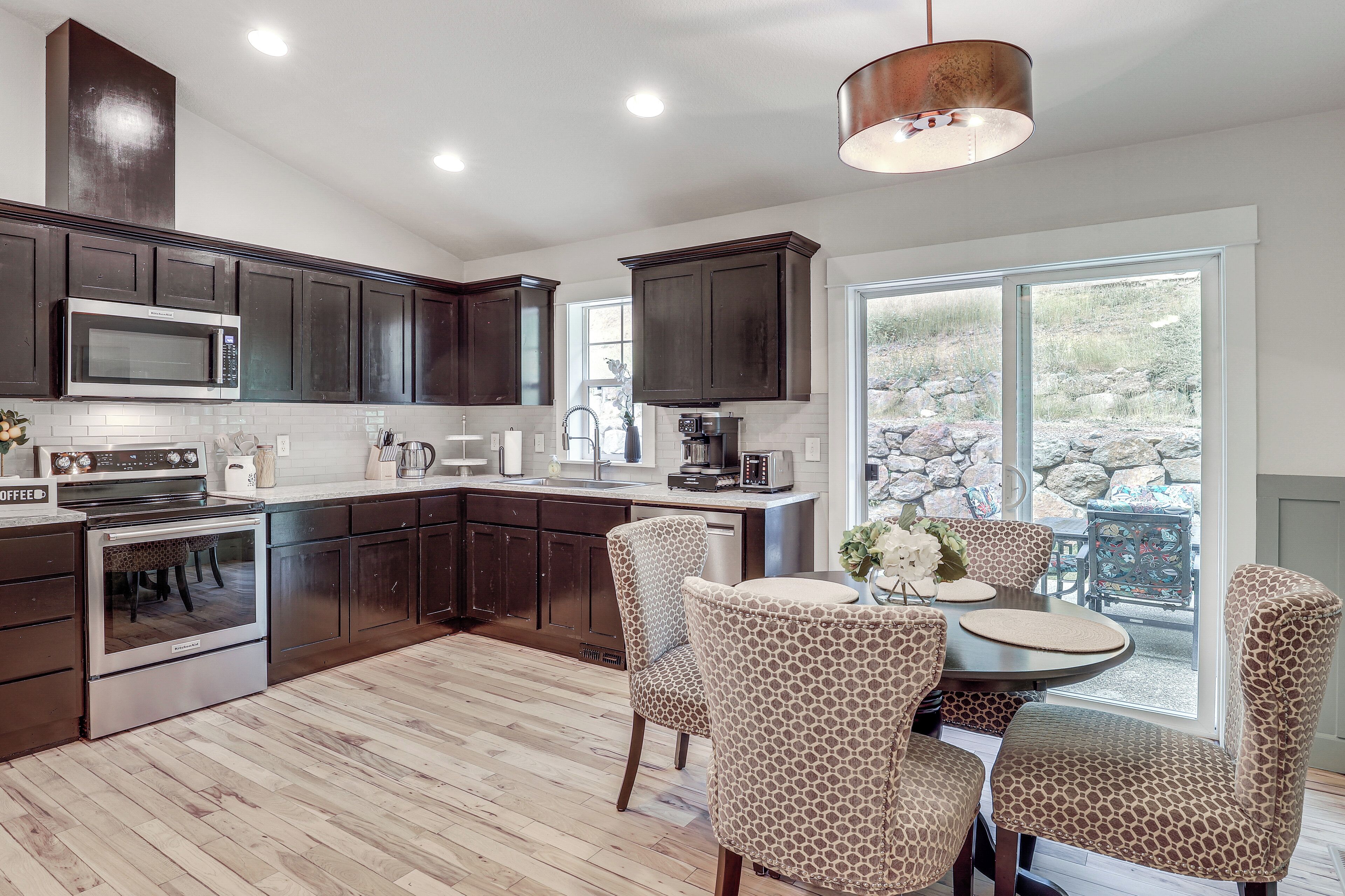 Coffee/tea maker, fridge, microwave, stovetop