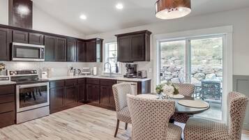 Coffee/tea maker, fridge, microwave, stovetop