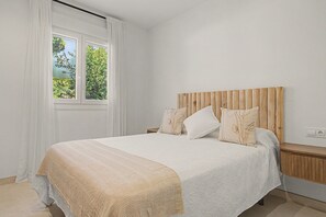 2 bedrooms, WiFi, bed sheets - Villa Pinar in Conil with Private Pool, Wi-Fi, and Air Conditioning (Conil de la Frontera)