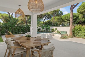 Outdoor dining - Villa Pinar in Conil with Private Pool, Wi-Fi, and Air Conditioning (Conil de la Frontera)