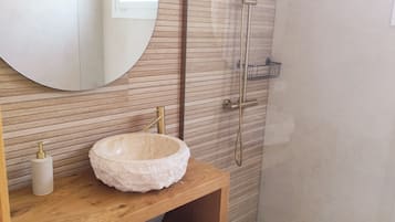 Ducha, secador de pelo y toallas