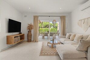 TV - Villa Pinar in Conil with Private Pool, Wi-Fi, and Air Conditioning (Conil de la Frontera)