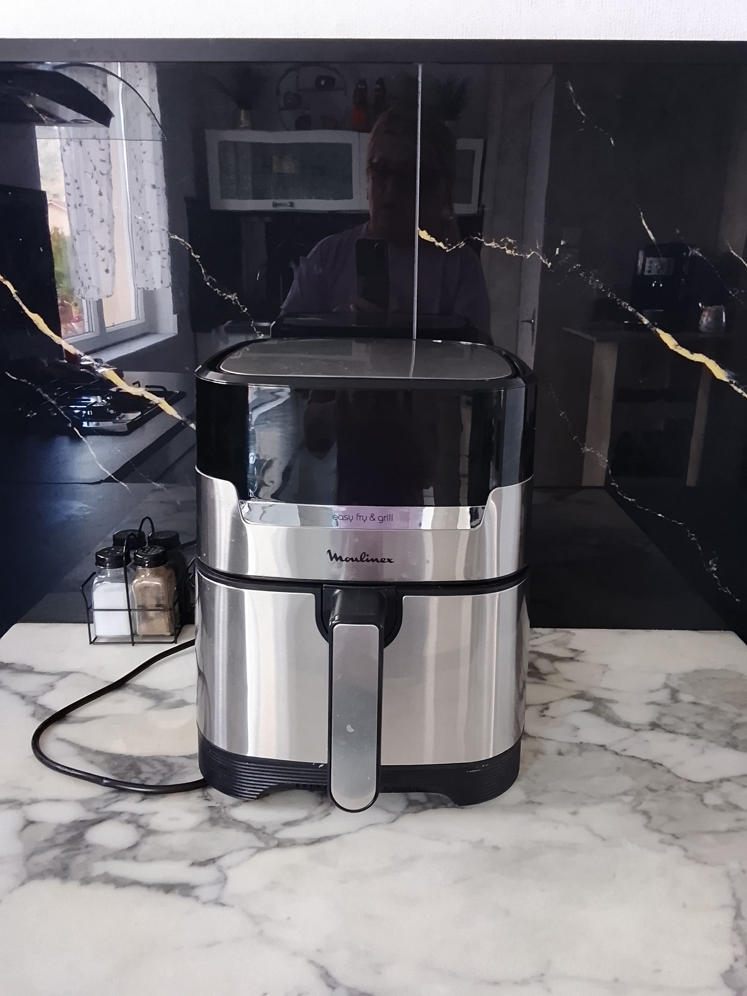 Eine Küche mit einem Herd, einer Kaffeemaschine und einer Mikrowelle.